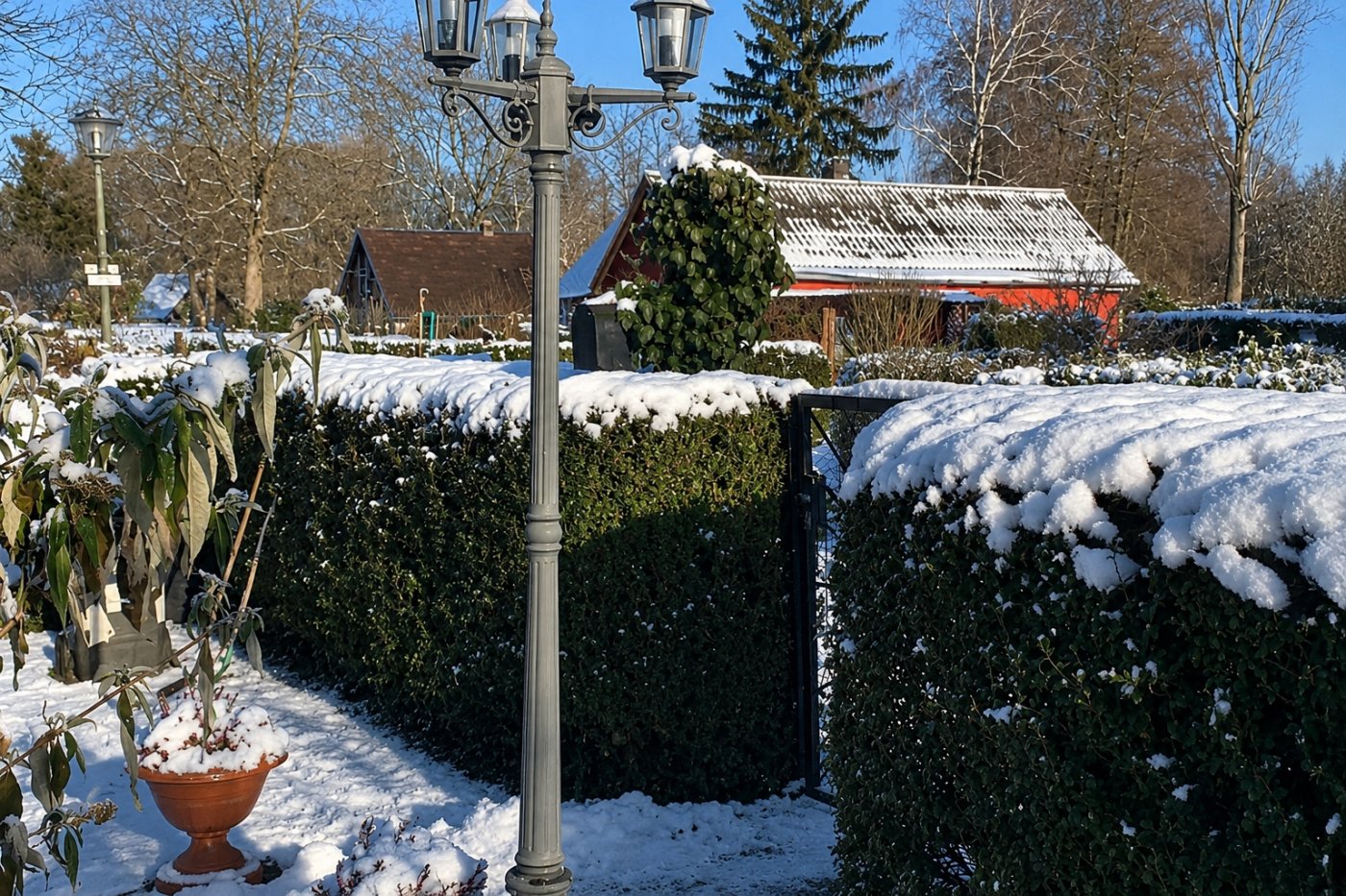Flamingo-Gartenfigur unterm Schneehaube