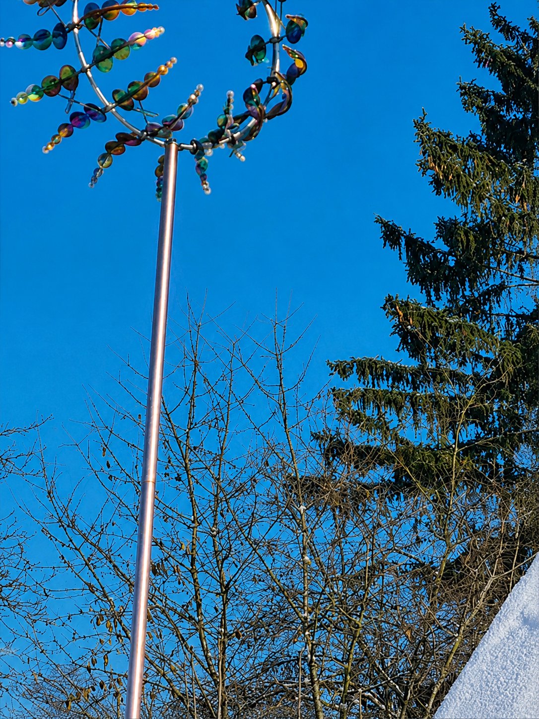 Windspiel vor blauem Himmel